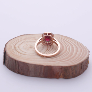 Bague de fiançailles en argent sterling 925 massif avec pierre précieuse rouge de laboratoire taille émeraude de 1,78 ct et halo de diamants ronds - Product Image 4