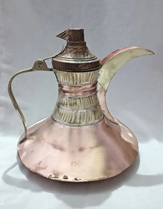 Cafetière arabe Dallah au design unique, couleur dorée, en laiton, cuivre et acier de luxe, écologique, pour la maison, les hôtels, les restaurants, vente en gros - Product Image 2