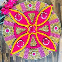 Support de bougie chauffe-plat Rangoli fait main, écologique, avec fleurs artificielles et décorations métalliques – Idéal pour les festivals indiens et les mariages en extérieur – En promotion ! Diwali
