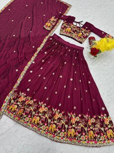 Nouvelle tenue indienne du sud, magnifique ensemble de designer en soie chinon pure, confectionné sur mesure, avec dupatta, de SIE - Product Image 4