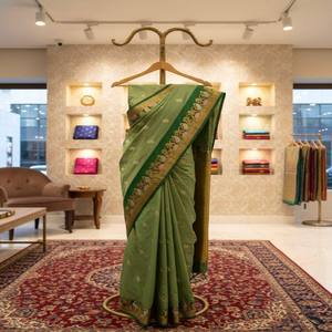 Sari en soie douce VASTRA COTTAGE avec tissage jacquard Zari, bordure Meena, Butti Zari argent et or et glands, avec chemisier assorti - Product Image 5