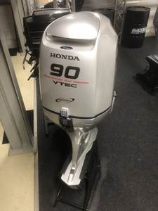 Motor Fuera de Borda Usado de 2012 para BF 90DHP V-TEC de 4 Tiempos, Grado Industrial, OEM, Eje de 20 Pulgadas, 390 Horas - Product Image 2