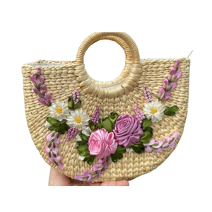 รับลุคด้วยการจ่ายน้อยกว่า: กระเป๋าโท้ทผักตบชวาที่ทำด้วยมือของเวียดนามเป็นมิตรกับสิ่งแวดล้อมและทันสมัยพร้อมข้อมูลสีทอง99ชิ้น - Product Image 1