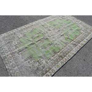 Alfombra turca vintage de 5,3x9,4 pies, Alfombra de lana de tejido plano verde y blanco con respaldo de látex para decoración de sala de estar - Product Image 2