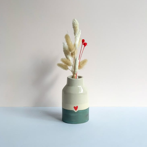 Vase vibrant avec des rayures orange, bleu et marron, orné d'un visage peint fantaisiste disponible aux prix de gros - Product Image 5