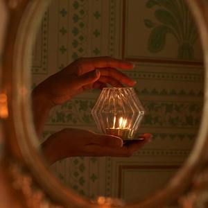 Bougeoir unique en métal doré et verre pour décoration de table et éclairage décoratif intérieur de salon élégant - Product Image 6