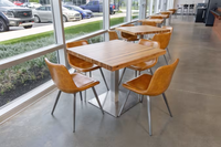 Ensemble de table à manger de restaurant moderne, table carrée en bois massif, base en métal, chaises rembourrées pour café, bistrot, hôtel, mobilier