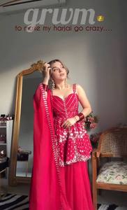Ensemble de costume TOP SHARARA DUPATTA BLOOMING FOUX GRORGETTE 3/7 MM avec broderie de sequins multi-zari, motifs VISHNU K, sans manches - Product Image 3