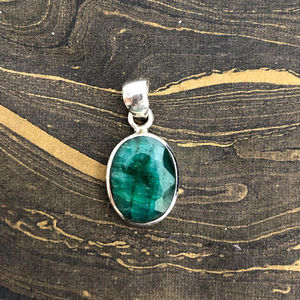Pendentif artisanal en or de style religieux avec diamant taille émeraude, serti de cristaux et d'agate, motif numérique - Product Image 1