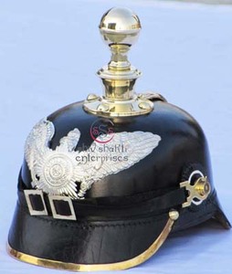 Casque allemand prussien médiéval Pickelhaube en cuir et laiton, fait à la main, noir et or, historique, portable, costume d'Halloween, vente en gros - Product Image 2