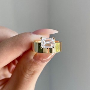 Anillo de compromiso solitario de oro amarillo con diamante CVD cultivado en laboratorio de 2.00 ct, corte esmeralda, banda gruesa, joyería de boda para mujer - Product Image 1