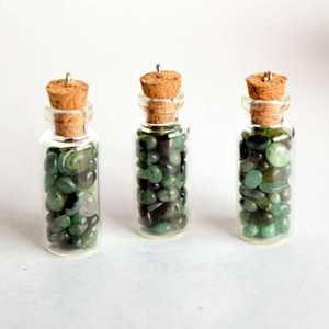 Pendentif artisanal vintage en émeraude naturelle polie, en forme de bouteille en liège, avec perles de vœux miniatures, pierre de guérison, taille ovale/coussin, certifié tiers - Product Image 4