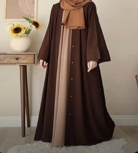 Abaya de satén lujosa en morado oscuro con un ajuste voluminoso y fluido. Disponible a precios de mayoreo. - Product Image 5