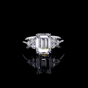 Bague solitaire émeraude avec diamant rond cultivé en laboratoire |   Vêtements décontractés et de bureau |   Bague de fiançailles - Product Image 1