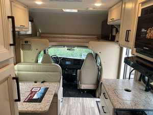 Camping-car familial Thor Motor Chateau 2023-2024, acier et aluminium, 4-6 passagers, norme EURO 5, fabriqué à Dubaï, personnalisable en version OE. - Product Image 6