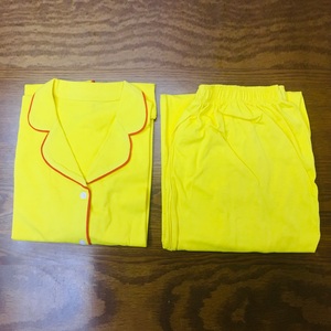 Nouveauté : Ensemble de pyjama pour femmes en satin chic et confortable, taille élastique, manches longues, col en V, noir, personnalisé et luxueux - Product Image 4