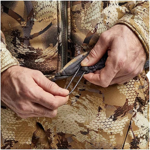 Chaqueta de caza duradera con tela impermeable y diseño aislado, ideal para el rendimiento al aire libre en todas las condiciones climáticas - Product Image 4