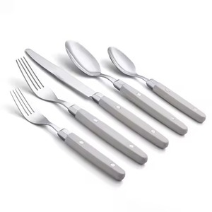 Ensemble de couverts jetables argentés avec poignée en résine blanche en acier inoxydable poli miroir pour les repas de mariage à la maison - Product Image 1