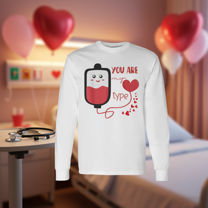 T-shirt à manches longues humoristique sur le thème de la Saint-Valentin : Tu es mon type, infirmière avec banque de sang – Idée cadeau amusante - Product Image 3