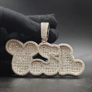 Colgante de Plata de Ley 925 con Diamante Moissanita VVS de Alto Brillo, Estilo Gota, Letra Personalizada y Micro Pavé, para Uso Unisex - Product Image 1