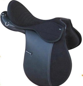 Selle de cheval anglaise en cuir élégant sautant une amure équestre équipement d'équitation confortable parfait pour la performance d'entraînement - Product Image 1