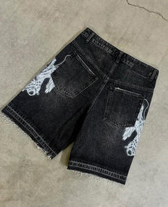 กางเกงยีนส์ขาสั้นพิมพ์ลายสไตล์สตรีทลำลองสำหรับผู้ชาย กางเกงยีนส์ขาสั้นลายกราฟิกพร้อมโลโก้สั่งทำ กางเกงยีนส์ขาสั้นทรงหลวมสำหรับผู้ชาย - Product Image 2