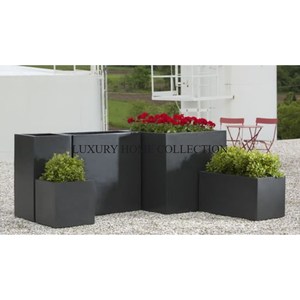 Jardinière en métal en fer forgé de qualité supérieure avec détails ornés Parfait pour ajouter du charme aux espaces de jardin à la maison - Product Image 3