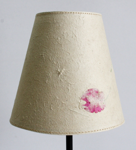 Lampe en fibre de chanvre 100% biologique, recyclée et fabriquée à la main, style nouveau design, vente chaude, pour la maison, la chambre à coucher, avec des pétales de fleurs et d'herbes - Product Image 2