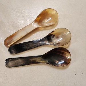 Cuchara de cuerno natural hecha a mano de excelente calidad para cenar o servir y vajilla decorativa disponible a buen precio - Product Image 2