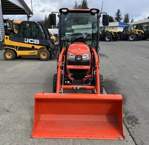 Tracteur compact haut de gamme 2022 LX3310HSDC avec cabine, transmission hydrostatique et moteur diesel de 30,8 CV - Product Image 1