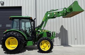 Tracteur John Deere 2025R 4x4, tondeuse utilitaire avec chargeur frontal E-Hydro 4 roues motrices, maintenant disponible à la vente - Product Image 5