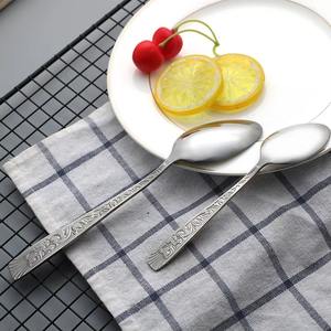 Ensemble de couverts en acier inoxydable de haute qualité avec manche à motif doré, adapté aux repas formels et aux occasions spéciales - Product Image 3