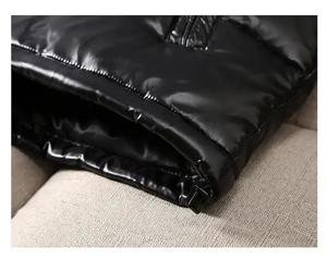 Chaqueta acolchada de deportes de invierno para hombre de charol personalizada 2025, capucha gruesa de burbuja brillante alta, cuello levantado, lona negra - Product Image 6