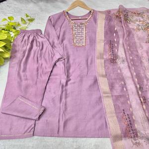 Elegante ropa de fiesta Kurti Pant Set Handwork Neck, Gadwal Fabric, Printed Jacquard Dupatta & Lace Pant - Product Image 3