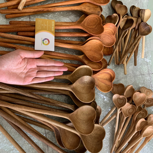 Ensemble bol et cuillère en bois fabriqué avec du bois durable pour la présentation de table et les repas en famille Origine Vietnam - Product Image 2