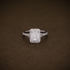 Anillo de Compromiso con Diamante Cultivado en Laboratorio, Corte Esmeralda, 2.28 CTW, Oro Blanco Sólido de 18K, F VVS1 VVS2, Anillo con Halo de Diamantes Certificados - Product Image 1