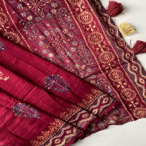 Sari en coton pur Chanderi VASTRA COTTAGE, imprimé à la main Ajrakh avec des sequins Katha, des glands en coton et un chemisier assorti - Product Image 4