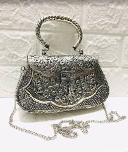 Sac en métal artisanal de qualité supérieure pour femmes, pour les mariages, les soirées, avec des pierres, pochette de créateur en provenance d'Inde - Product Image 6