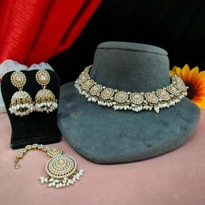 ชุดสร้อยคอแฟชั่นไข่มุกและ kundan ที่มีคุณภาพดีที่สุดพร้อม Maang Tikka สำหรับงานแต่งงานในช่วงเทศกาลหรืองานต่างๆ - Product Image 3