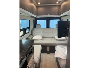 Autocaravana Usada A-i-r-s-t-r-e-a-ms Interstate 24 GT 4x4 Clase B - Diésel, Año 2021, en Venta para Camping y Viajes - Product Image 2