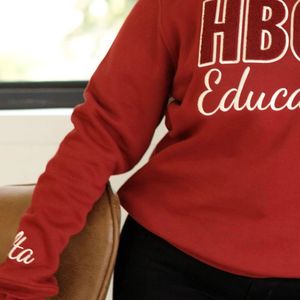 Sudadera Bordada en Chenilla Verde HBCU, Ropa de Hermandad, Sudadera de Algodón Premium con Cuello Redondo para Mujer - Product Image 5