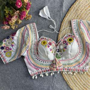 Blusa nupcial de seda italiana con bordado pesado y elegante diseño Latkan blusa Sari abierta con espalda acolchada para uso de boda - Product Image 2