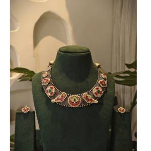 Hermoso Collar de Diseño Kundan Fusion, Acabado Antiguo en Mezcla de Oro y Plata, Ajustable con Cordón - Product Image 1