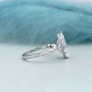 Anillo de compromiso con halo oculto y piedras laterales, corte marquesa, 6 puntas, diamante certificado IGI - Product Image 4