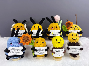 Muñeco de ganchillo hecho a mano, juguete energético y emocional, abeja amuleto de la suerte con alas, abeja de bolsillo para abrazar, abeja feliz, regalo de coraje, llavero, regalo de graduación - Product Image 1