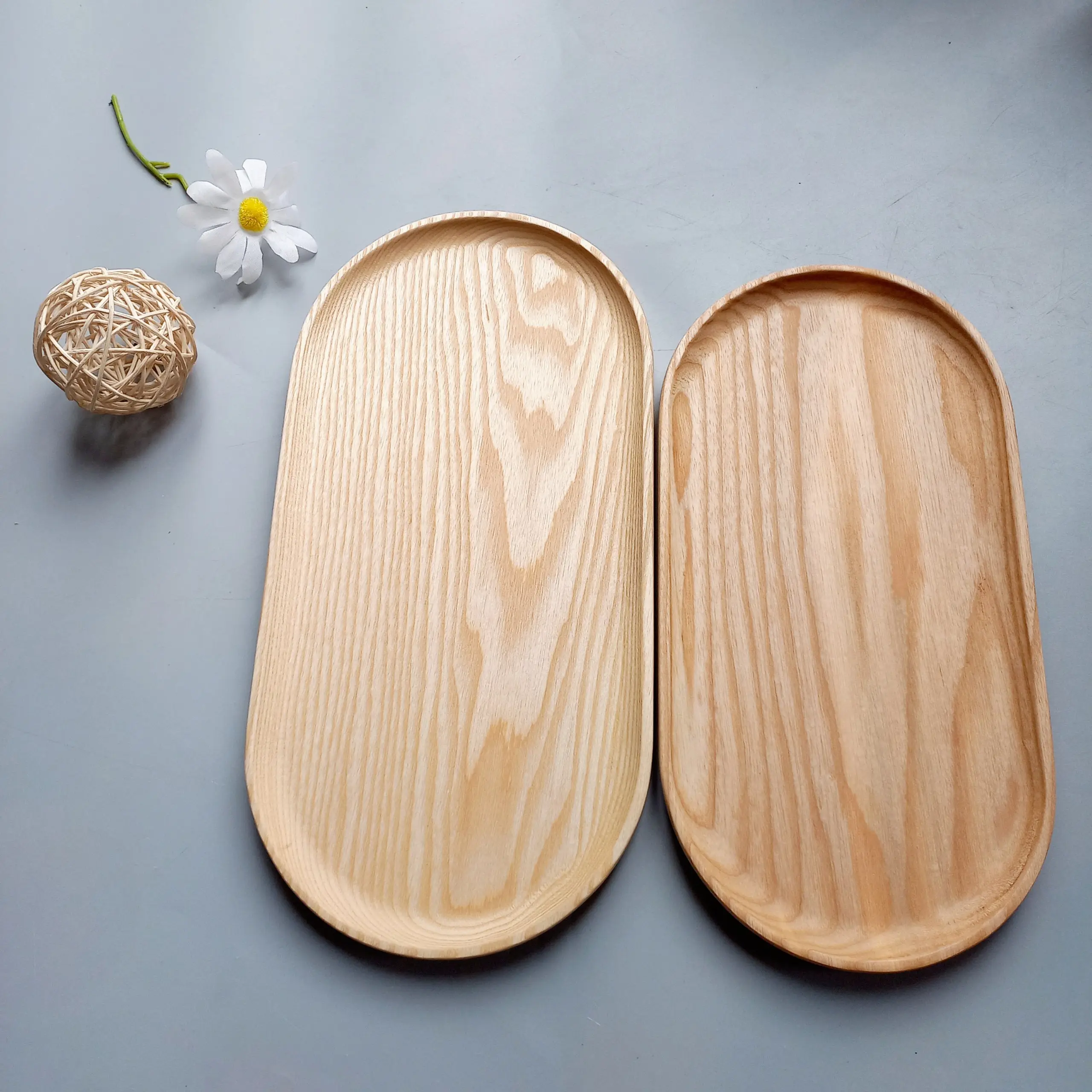 Bon marché Prix de gros Assiette en bois de frêne Plat de service en bois Forme ovale Couleur naturelle polie