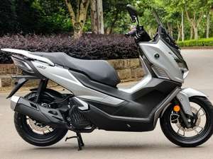 Motocicleta SR1 125cc de Calidad con Diseño Aerodinámico - Product Image 4