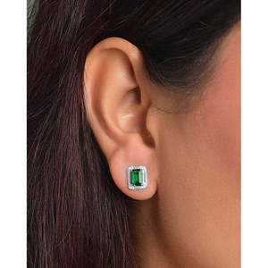 Boucles d'oreilles clous vertes pour Chloe en or blanc et rose 18 carats, diamant taille émeraude, motif géométrique, serti clos, rubis, améthyste, jade - Product Image 4