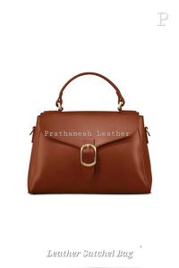 Bolso de cuero de forma minimalista, líneas limpias, textura sutil, paletas silenciadas, transporte ligero, estilo sin esfuerzo, construcción aerodinámica - Product Image 3