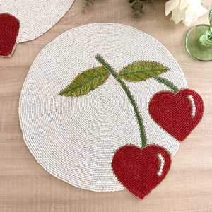 Ensemble de sets de table et de sous-verres en tricot perlé rouge à motifs floraux, écologiques, pour la décoration de table, fabriqués à la main par des exportateurs indiens - Product Image 1